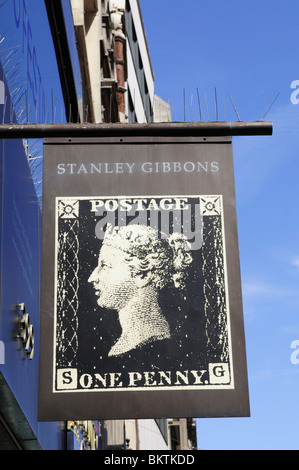 Stanley Gibbons Stamp dealer shop sign, The Strand, London, England, UK Banque D'Images