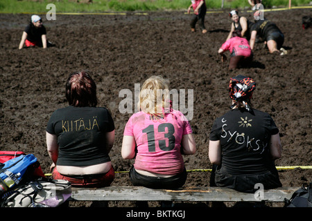 SWAMP SOCCER, FEMMES, BANC DE SUBS : un banc de substitution rose regarde le match à la 12e Coupe du monde annuelle de Swamp Soccer à Ukkohalla, en Finlande Banque D'Images