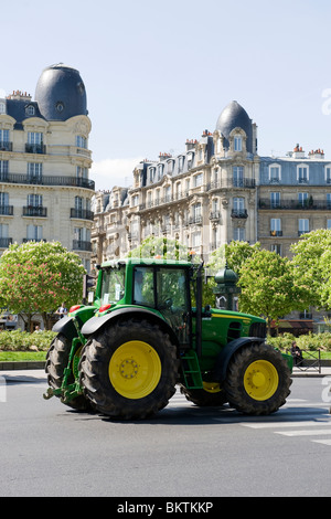 Les tracteurs dans le centre de Paris Banque D'Images