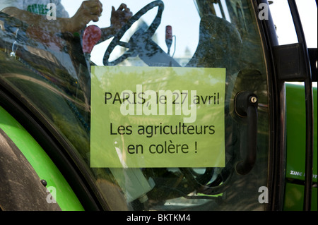 Un paysan sur son tracteur dans le centre de Paris. Les agriculteurs en colère. Banque D'Images