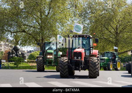 Les tracteurs dans le centre de Paris - place de la Nation Banque D'Images