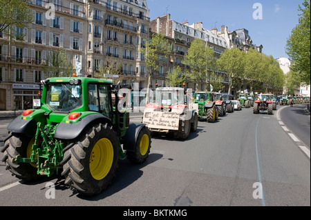 Les tracteurs dans le centre de Paris Banque D'Images