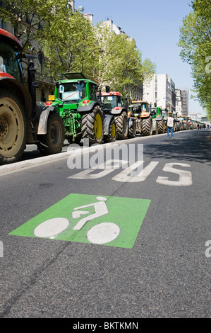 Les tracteurs dans le centre de Paris Banque D'Images