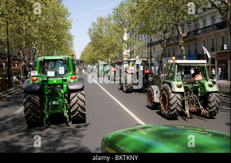 Les tracteurs dans le centre de Paris Banque D'Images