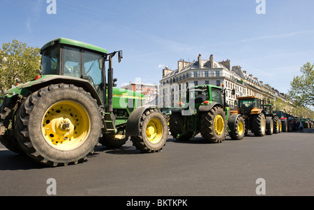 Les tracteurs dans le centre de Paris Banque D'Images