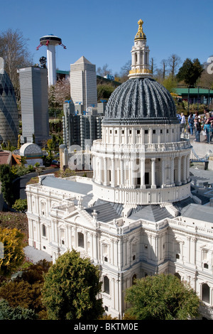 Modèle de la Cathédrale St Paul de Londres et d'autres bâtiments dans Miniland à Legoland Windsor Banque D'Images