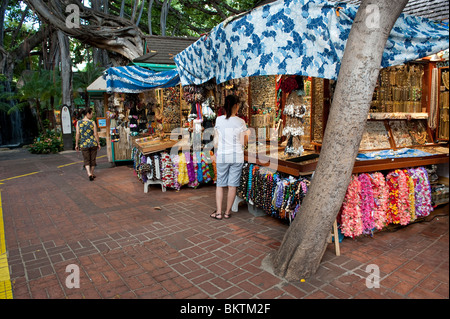 Stands de bijoux et d'arbre de banian géant sur le marché international à Waikiki, Honolulu, Hawaii Banque D'Images