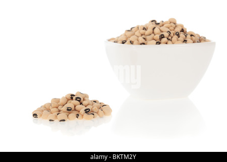 Black Eyed Peas haricots dans un bol isolé sur fond blanc Banque D'Images