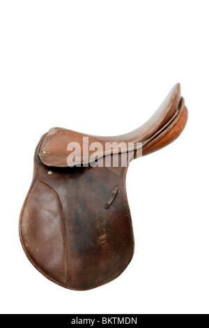 Vue sur le côté du vintage en cuir Parzival forestier allemand équitation selle, isolé sur fond blanc Banque D'Images