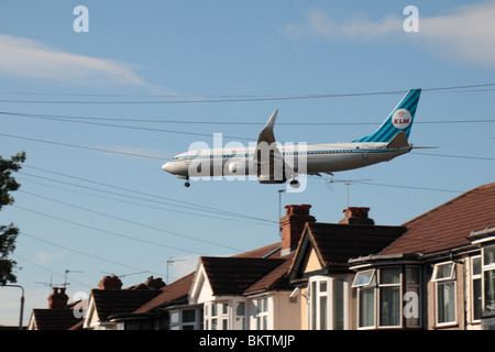 Un KLM Boeing 737 Next Gen - MSN 29131 L'atterrissage à l'aéroport de Heathrow, Londres, Royaume-Uni. Vue depuis Myrtle Avenue, Hounslow. PH (BXA) Banque D'Images