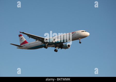 L'Austrian Airlines Airbus A321-111 en venant d'atterrir à l'aéroport de Londres Heathrow, Royaume-Uni. Août 2009. (OE-LBA) Banque D'Images