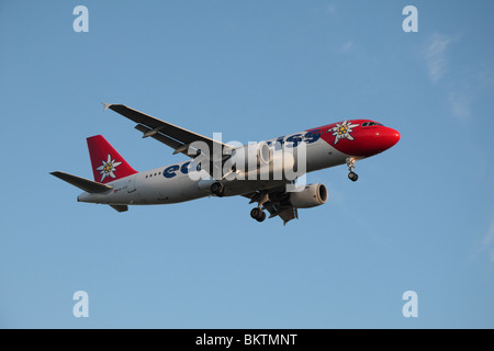 Un Airbus A320-214 Edelweiss Air arrivant sur la terre à l'aéroport de Londres Heathrow, Royaume-Uni. Août 2009. (HB-IHX) Banque D'Images