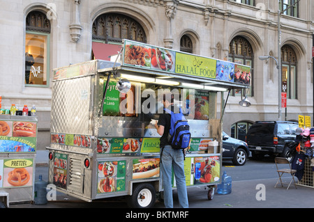 Un panier alimentaire Vente de nourriture halal dans le Lower Manhattan. Banque D'Images