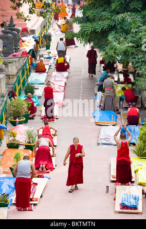 Moines au temple de la Mahabodhi à Bodhgaya Banque D'Images