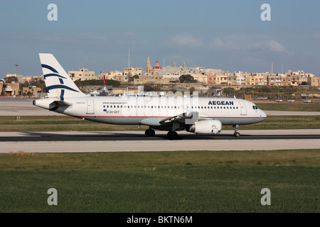 Avion-jet pour passagers Airbus A 320 d'Aegean Airlines sur la piste de roulement pour le départ Banque D'Images