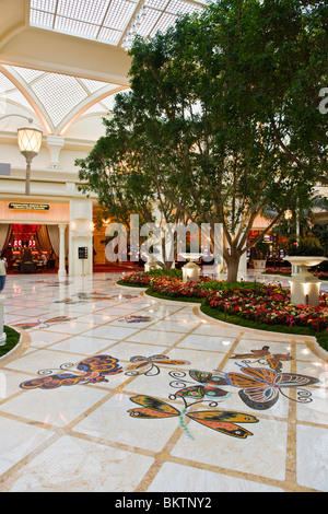 DESIGN papillon incrusté sur le plancher de l'hôtel ENCORE WYNN LAS VEGAS, NEVADA - Banque D'Images