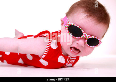 Baby Girl wearing sunglasses Banque D'Images