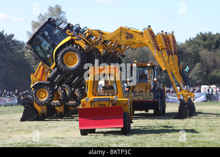 J.C. Boules, JCB Digger Dance Display Team au rallye de la vapeur de Cromford, Derbyshire, Angleterre, Royaume-Uni Banque D'Images