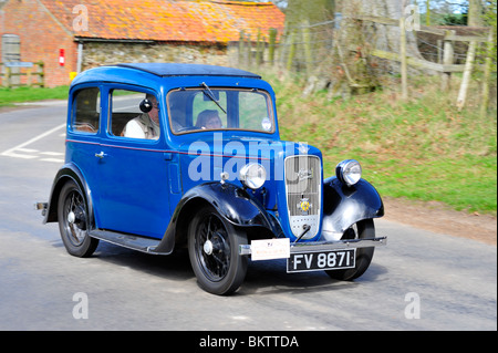 AUSTIN SEPT RUBY 1937 SUR LA ROUTE OUVERTE. Banque D'Images