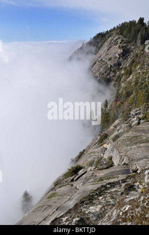 Vue de Moro rock avec les nuages en roulant à Sequoia National Park, Californie Banque D'Images