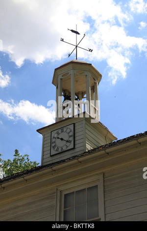Tour de l'horloge et girouette à l'Ephrata Cloisters dans le comté de Lancaster, PA Banque D'Images