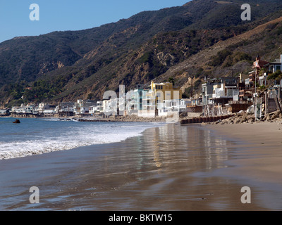 Malibu California beach life. Rangée de maisons le long de la Plage célèbre Toganga. Banque D'Images