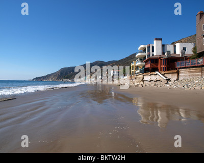 Malibu California beach life. Rangée de maisons le long de la Plage célèbre Toganga. Banque D'Images