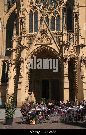 Terrasse de café sur la place de la cathedrale, Metz, Lorraine, France Banque D'Images