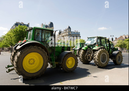 Les tracteurs dans le centre de Paris Banque D'Images