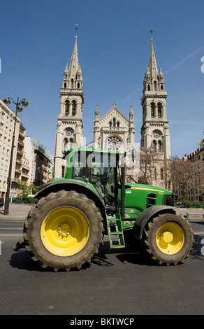 Les tracteurs dans le centre de Paris en face de l'église Saint Ambroise Banque D'Images