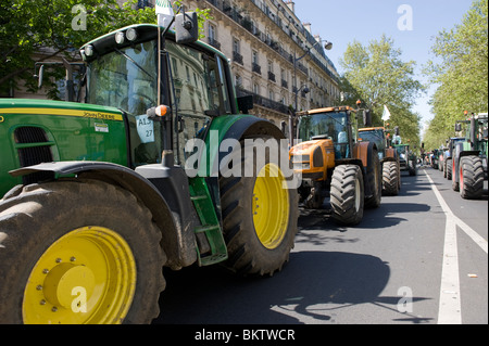 Les tracteurs dans le centre de Paris Banque D'Images