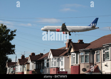 SAS d'un Airbus A321 à l'atterrissage à l'aéroport de Heathrow, Londres, Royaume-Uni. Vue depuis Myrtle Avenue, Hounslow. (OY-KBE) Banque D'Images