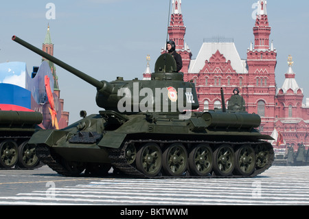 Légendaire char moyen soviétique T-34 de la Seconde Guerre mondiale, le long de la Place Rouge Moscou Revue de la Victoire de 2010 Banque D'Images