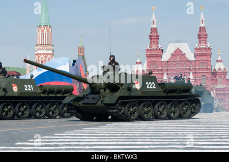 Chasseur de chars soviétique légendaire SU-100 à partir de la Seconde Guerre mondiale, le long de la Place Rouge Moscou Revue de la Victoire de 2010 Banque D'Images