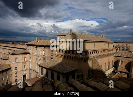 Une ombre est moulé sur la Chappell Sixtine vu de la Basilique St Pierre dans la Cité du Vatican à Rome, le 9 mars 2008. Banque D'Images