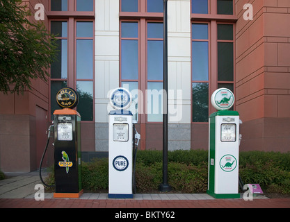 Washington, DC - Ancien modèle de pompes à essence à l'extérieur des bureaux du département des Transports des États-Unis. Banque D'Images