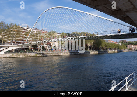 Pont Zubizuri conçu par l'architecte Calatrava, traverse l'estuaire du Nervion dans la ville de Bilbao, en Biscaye, Pays Basque, Espagne, Europe Banque D'Images