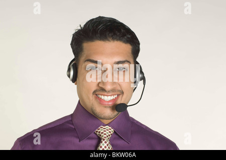 Mid adult man wearing casque, smiling, portrait Banque D'Images