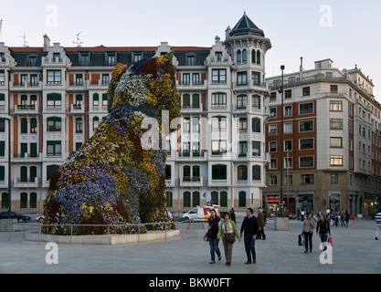 Chiot sculpture, très grand chien couverte de fleurs à l'entrée du Guggenheim Museum de la ville de Bilbao, Biscaye, Pays Basque, Espagne. Banque D'Images