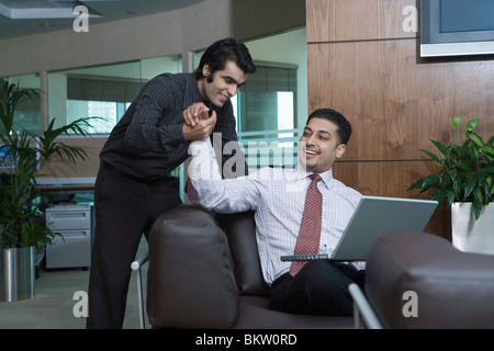 Chaque message d'hommes d'autres, smiling Banque D'Images