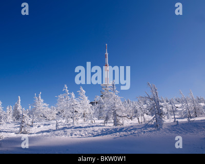 Paysage d'hiver avec la plus haute montagne dans la partie nord de l'Allemagne,appelé,Brocken Harz, Allemagne Banque D'Images