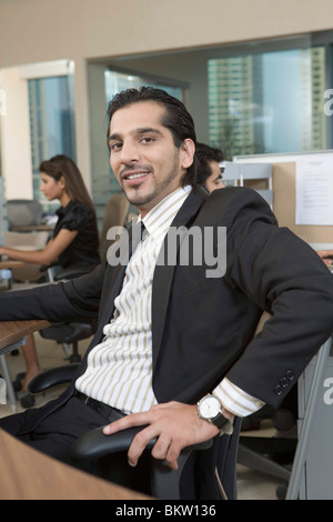 Businessman sitting on chair, portrait Banque D'Images
