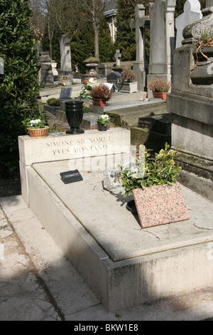 Simone Signoret et Yves Montand dans la tombe du Père Lachaise Cemetery, Paris, France. Banque D'Images