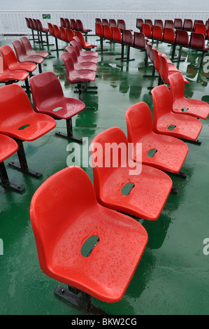 Des chaises en plastique rouge sur Caledonian Macbrayne ferry pour Arran Banque D'Images