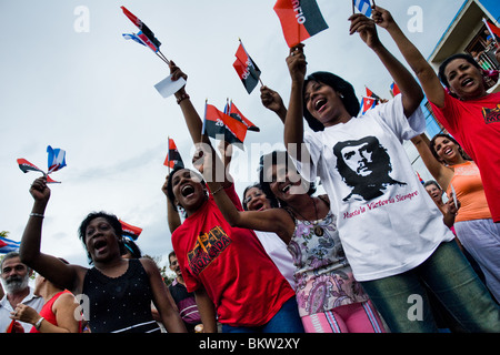 Les femmes cubaines en agitant des drapeaux nationaux au cours de la célébration de l'anniversaire de la révolution cubaine à Santiago de Cuba, Cuba. Banque D'Images