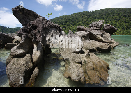 Rock formations sur l'Ami Nam Beach à Ko Surin marine national park, Thaïlande Banque D'Images