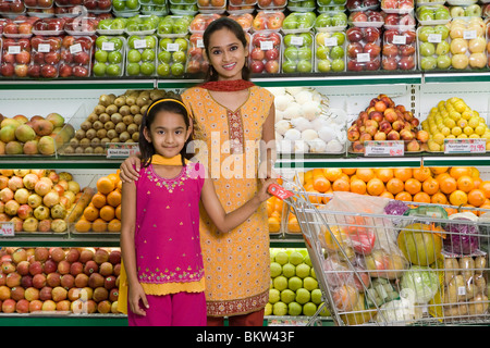 Mère et sa fille au supermarché, portrait Banque D'Images