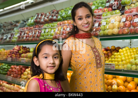 Mère et sa fille au supermarché, portrait Banque D'Images