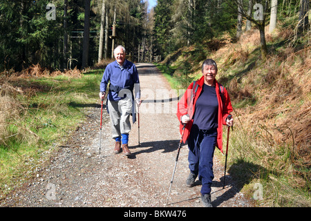 Personnes âgées actives rendez la randonnée dans le Parc National des Trossachs, Ecosse Banque D'Images