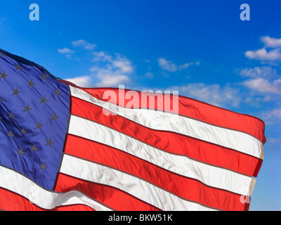 American Flag flying against a blue sky Banque D'Images